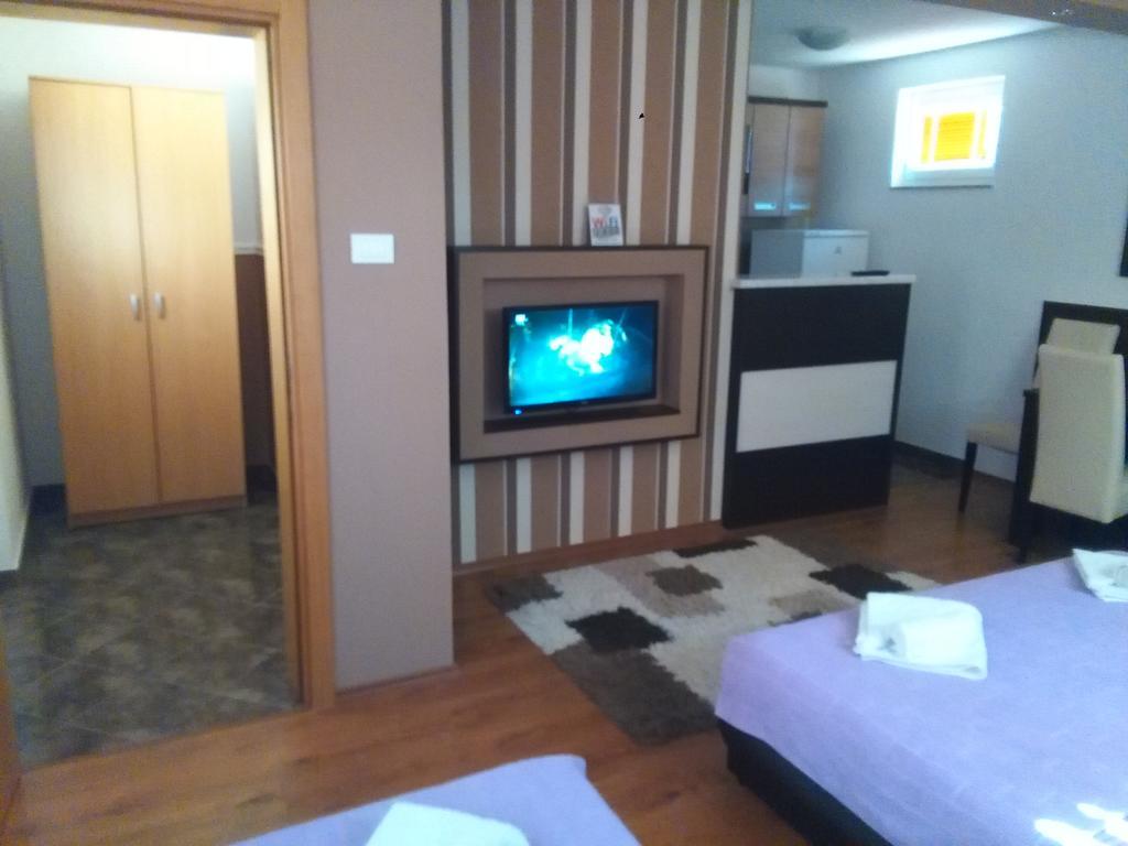Apartments Leo Требине Екстериор снимка