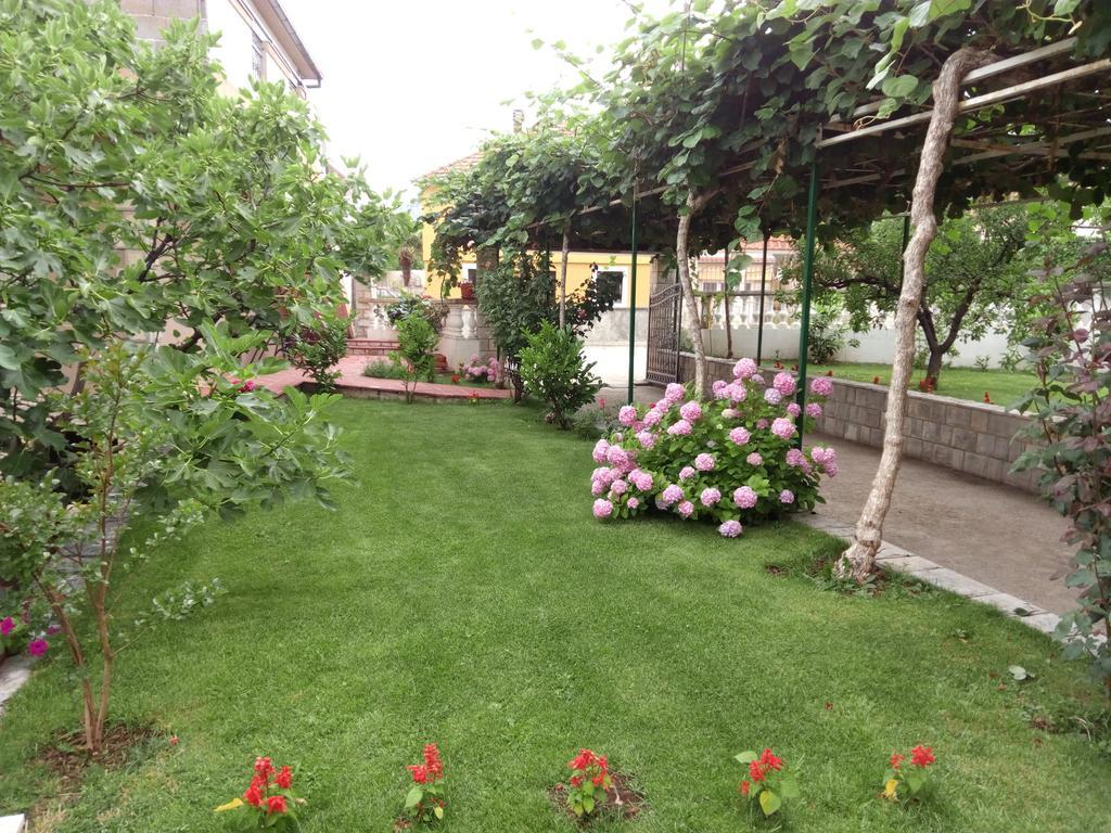 Apartments Leo Требине Екстериор снимка